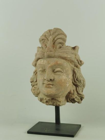 null Tête de Bodhisattva, coiffé d'un turban préformé à la bouffette en forme de...