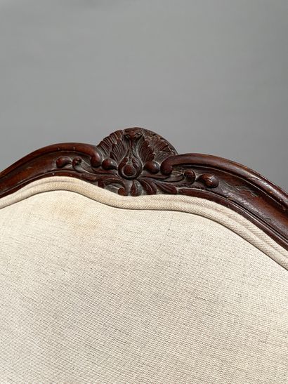 null Large chaise en bois mouluré et sculpté de fleurs et feuillages reposant sur...