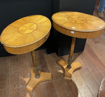 null Pair of small middle tables in veneer with radiating decoration opening in belt...