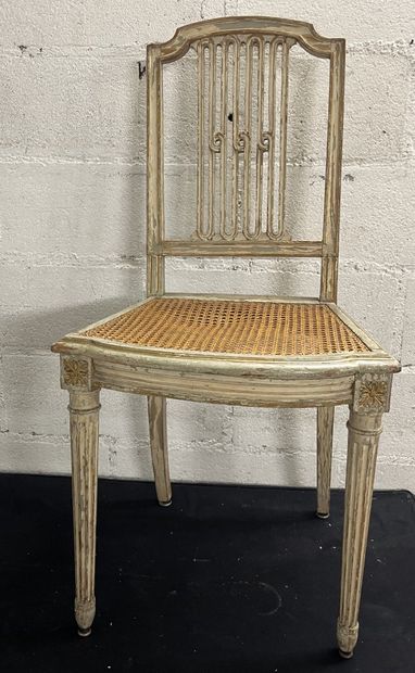 null 三把模压、雕刻和灰色重漆的木椅，有精致的椅背和藤条座椅
路易十六风格
高95厘米，宽45厘米，深36厘米（事故和修复）。