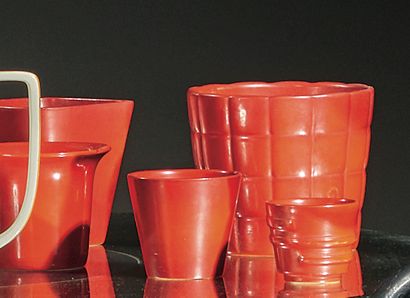 Richard GINORI (XXe siècle) Set of five small red enamelled ceramic vases (cracked...