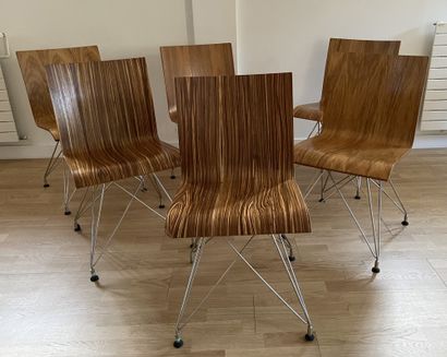 TRAVAIL MODERNE Suite de six chaises, coque en bois thermoformé, piétement en métal...