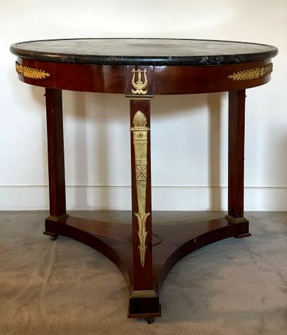 null Mahogany and mahogany veneer pedestal table resting on a base. Ornamentation...