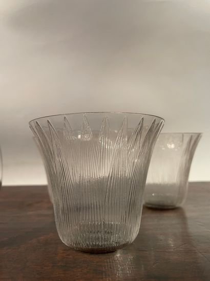 René LALIQUE Lotus model
A carafe and six goblets (H. 7,5 cm) in white blown-molded...