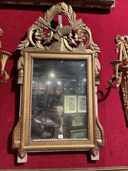 null Carved and gilded wood pediment mirror decorated with flowers, leaves and arrows
Louis...