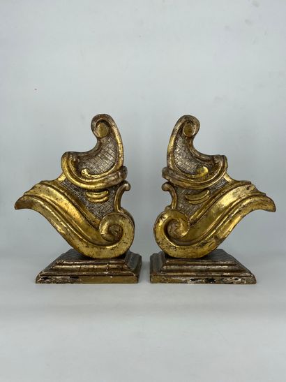 null Pair of decorative elements in gilded wood with scroll decoration
XIXth century
H....