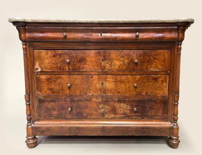 null Two chests of drawers that can form a pair in mahogany and mahogany veneer opening...