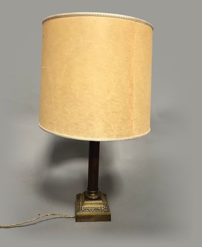Table lamp in bronze representing a Corinthian...