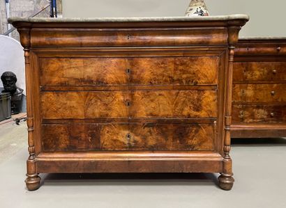 null Two chests of drawers that can form a pair in mahogany and mahogany veneer opening...