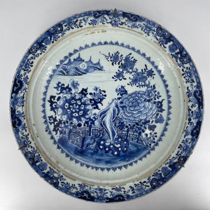 CHINE, Compagnie des Indes - Epoque QIANLONG (1736 - 1795) Grand plat en porcelaine...