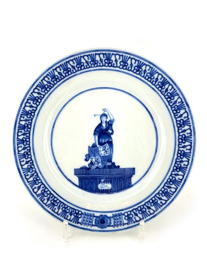 CHINE - Epoque KANGXI (1662-1722) Assiette en porcelaine décorée en bleu sous couverte...