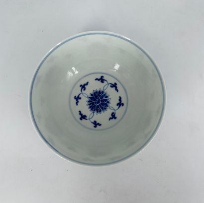 CHINE - Epoque DAOGUANG (1821 - 1850) Bol en porcelaine décorée en bleu sous couverte...
