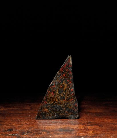 TIBET - XVIIe/XVIIIe siècle Peinture sur pierre, or et rouge sur fond noir, représentant...