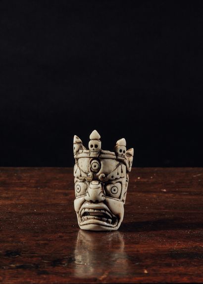 TIBET - XIXe siècle Tête de Mahakala en os sculpté, portant une couronne de têtes...
