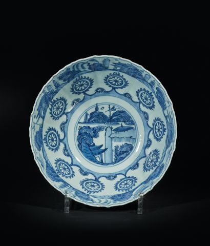 CHINE - Epoque WANLI (1572 - 1620) 
A poly-lobed porcelain bowl decorated in blue...