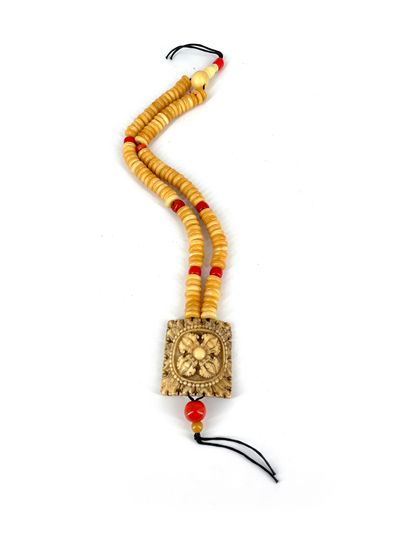 TIBET - XIXe siècle Rosary (mala) composed of one hundred and eight bone and coral...