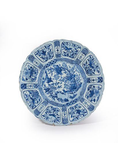 CHINE, Kraak - XVIIe siècle Grand plat polylobé en porcelaine décorée en bleu sous...