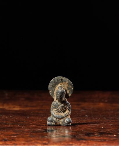 INDE - GANDHARA, art gréco-bouddhique, IIe/IVe siècle 一尊棕色铜质小佛像，在曼陀罗前盘膝而坐。
高4厘米
出处：前Alain...