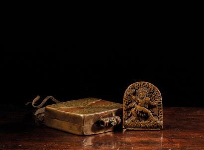 TIBET - XVIe/XVIIe siècle Autel portatif ga'u en cuivre à décor en laiton ciselé...