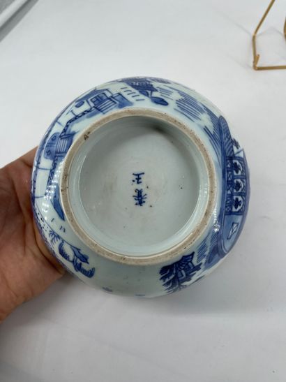 CHINE POUR LE VIETNAM - XIXe siècle Bol en porcelaine décorée en bleu sous couverte...