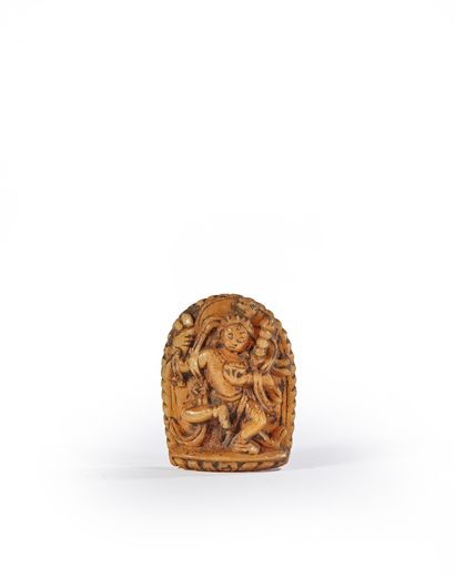 TIBET - XVIe/XVIIe siècle Petit médaillon en os, Daikini dansant sur un socle formant...
