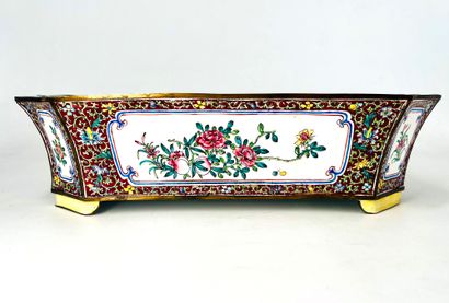 CHINE, Canton - XIXe siècle Rectangular planter in copper and painted enamels decorated...