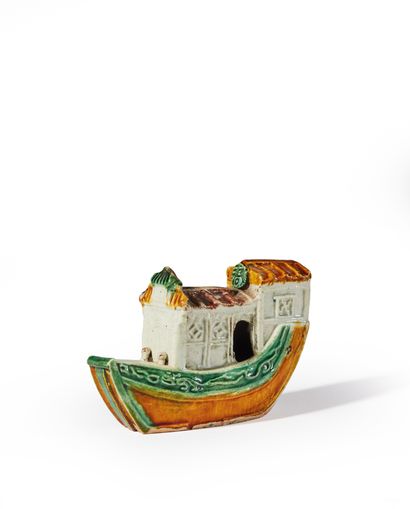 CHINE - Epoque KANGXI (1662-1722) Petit bateau en biscuit émaillé vert, jaune et...