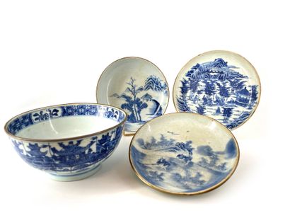 CHINE POUR LE VIETNAM - XIXe siècle Porcelain bowl decorated in blue underglaze of...