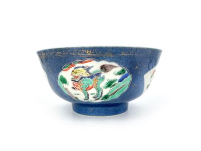 CHINE - Epoque KANGXI (1662-1722) Bol en porcelaine émaillée polychrome de la famille...