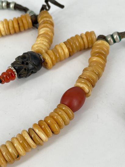 TIBET - XIXe siècle Rosary (mala) composed of one hundred and eight bone beads alternating...
