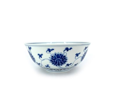 CHINE - Epoque DAOGUANG (1821 - 1850) Bol en porcelaine décorée en bleu sous couverte...