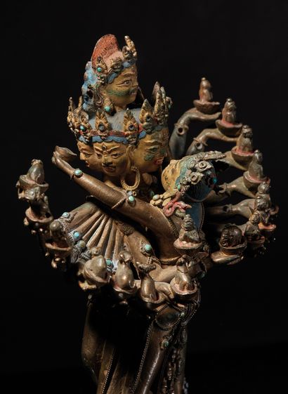 TIBET - XVIIe/XVIIIe siècle 铜合金组，有多色的痕迹，站立的Chakrasamvara有八个头，四条腿和十六个手臂，站在两个躺着的恶魔身上，在双莲花形的底座上，和他的Sakti一起在yab-yum。(小事故)。
高24...