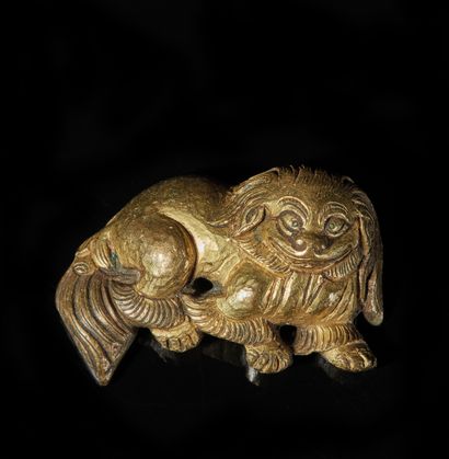TIBET - XIXe siècle Élément décoratif en forme de lion des neiges en bronze doré.
L....