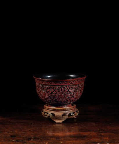 CHINE - Vers 1900 Red lacquer bowl carved with lotus flowers and stylized "shou"...