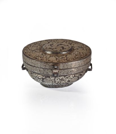 TIBET - XVIIe/XVIIIe siècle Bowl case of round shape in iron inlaid with silver of...