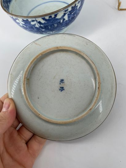 CHINE POUR LE VIETNAM - XIXe siècle Bol en porcelaine décorée en bleu sous couverte...