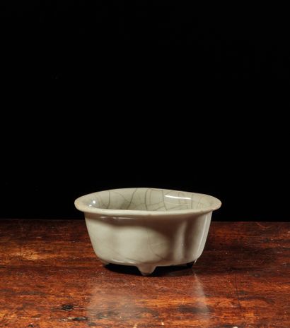 CHINE - XXe siècle Small oval planter in enameled stoneware cracked type "ge".
On...