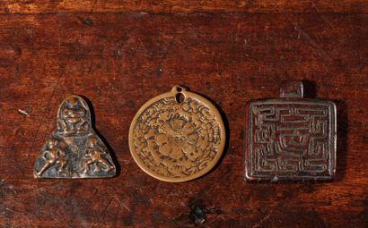 TIBET - XVIe siècle Ensemble comprenant : une plaque en cuivre ornée du diagramme...