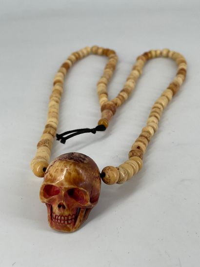 TIBET - XIXe siècle Rosaire (mala) composé de cent-huit perles en os, le pendentif...