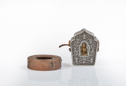 TIBET - XIXe siècle Portable ga'u altar in chased metal with the eight Buddhist symbols...