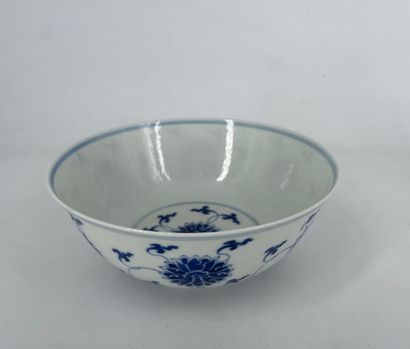 CHINE - Epoque DAOGUANG (1821 - 1850) Porcelain bowl decorated in blue underglaze...