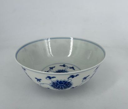 CHINE - Epoque DAOGUANG (1821 - 1850) Bol en porcelaine décorée en bleu sous couverte...