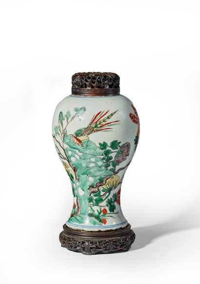 CHINE - Epoque KANGXI (1662-1722) Potiche en porcelaine décorée en émaux polychromes...