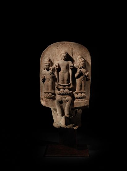 THAILANDE - Période MÔN DVARAVATI, VIIe/VIIIe siècle Stele in grey sandstone, Buddha...