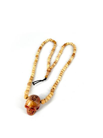TIBET - XIXe siècle Rosaire (mala) composé de cent-huit perles en os, le pendentif...