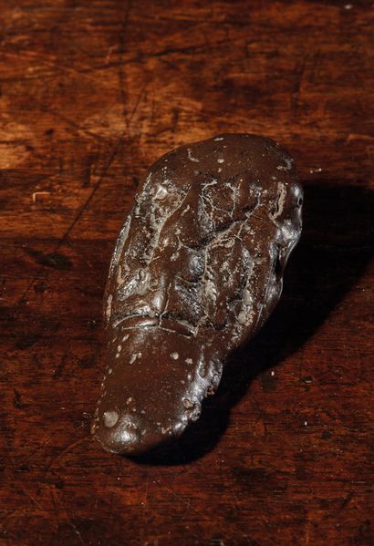 TIBET Tantric stone of brown color.
L. 8,5 cm