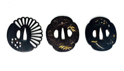 JAPON - Epoque EDO (1603 - 1868) Ensemble de trois tsuba en fer :
- une mokko gata...