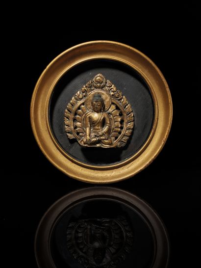 TIBET - XVIIe siècle Partie de frise en bronze doré, Shakyamuni assis en padmasana,...