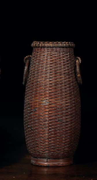 JAPON - XXe siècle Set of two hanakago (ikebana baskets):
- one made of brown bamboo...