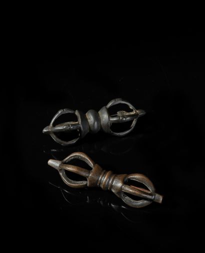 TIBET - XVIe/XVIIe siècle 两个小的铜质金刚杵。
长6,5和7,5厘米